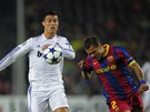 RAD�JI PRY�. Daniel Alves (vpravo) odvrac� p�ed Cristianem Ronaldem.