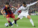 Cristiano Ronaldo zkou�� vyp�chnout m�� Xavimu.