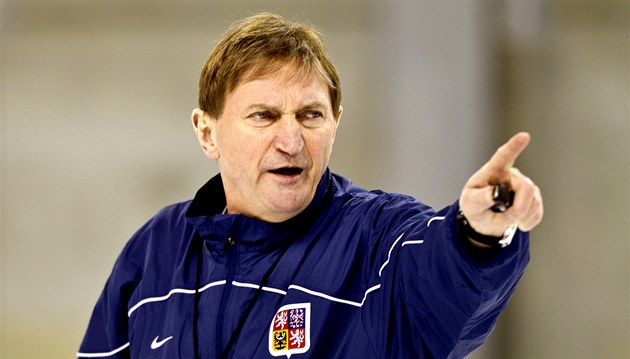 TUDY ZA ÚSPĚCHEM. Český trenér Alois Hadamczik uděluje pokyny na tréninku.