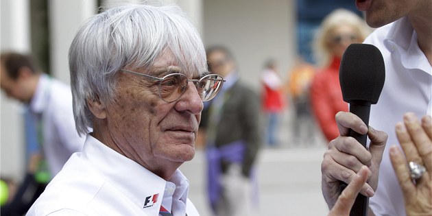 ŠÉF FORMULE. Bernie Ecclestone, šéf F1, se baví v Turecku s novináři. ŠÉF FORMULE. Bernie Ecclestone, šéf F1, se baví v Turecku s novináři.