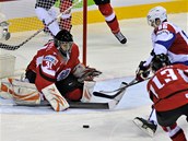 DOSTANU SE KE ST�ELE? Slovinec Sabahudin Kova�evi� (vpravo naho�e) se natahuje po puku p�ed brankou rakousk�ho g�lmana Fabiana Weinhandla, dor�� na n�j Michael Schiechl.