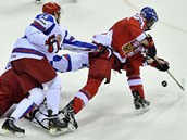 Anton Bělov (vlevo) hákuje Jakuba Voráčka. Po Bělovovi, který měl pozitivní nález ve finále KHL, dopoval i Maxim Rybin.
