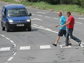 Lidem �ij�c�m v okol� Lidick� ulice zoufale chyb� p�echod pro chodce. (Ilustra�n� sn�mek)