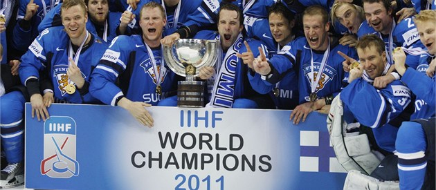 MISTŘI. Finové slaví titul hokejových šampionů pro rok 2011. MISTŘI. Finové slaví titul hokejových šampionů pro rok 2011.