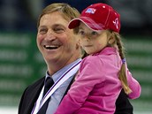 SPOKOJENÝ TRENÉR. Alois Hadamczik se raduje z bronzu jeho svěřenců na MS 2011. SPOKOJENÝ TRENÉR. Alois Hadamczik se raduje z bronzu jeho svěřenců na MS 2011.