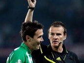 Rozhodčí Pavel Královec uděluje žlutou kartu.