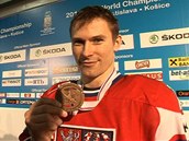 Petr Průcha ukazuje bronzovou medaili Petr Průcha ukazuje bronzovou medaili