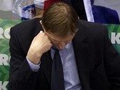 ZKLAMANÝ KOUČ. Podepřená hlava, oči zapíchnuté v zemi... Alois Hadamczik české hokejisty do finále mistrovství světa nedovedl.