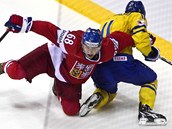BOJ NA LEDĚ. Jaromír Jágr v souboji se švédským protihráčem. BOJ NA LEDĚ. Jaromír Jágr v souboji se švédským protihráčem.