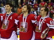 S BRONZOVÝMI MEDAILEMI NA KRKU. Trofej pro třetí nejlepší tým mistrovství světa už je v rukách kapitána Tomáše Rolinka a čeští hokejisté včetně Jaromíra Jágra (uprostřed) si vychutnávají hymnu. S BRONZOVÝMI MEDAILEMI NA KRKU. Trofej pro třetí nejlepší tým mistrovství světa už je v rukách kapitána Tomáše Rolinka a čeští hokejisté včetně Jaromíra Jágra (uprostřed) si vychutnávají hymnu.