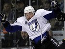 �AMANSK� RITU�L. N�co jako tanec kolem ohn� p�edv�d�j� Steven Stamkos z Tampy Bay a Dennis Seidenberg z Bostonu v  p�t�m vz�jemn�m z�pase play-off NHL. Nebo kolem puku?