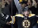 TAK KONE�N�! Bostonsk� centr Brad Marchand (�elem) v�dycky dok�zal p�isp�chat s n�jak�m d�le�it�m g�lem. V s�rii proti Tamp� Bay si ho schov�val po �ty�i z�pasy, a� v tom p�t�m dal jeden, jemu� se ��k� v�t�zn� - na 2:1 p�i v�t�zstv� 3:1.