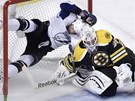���RA. �e by cht�l Steven Stamkos z Tampy Bay zkontrolovat, jestli Tim Thomas v brance Bostonu neschov�v� n�jakou tajnou zbra�, odkl�n�j�c� puky mimo svatyni?
