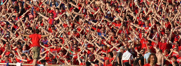 PODPORA. Plzeňští fanoušci hnali svůj tým za vítězstvím. PODPORA. Plzeňští fanoušci hnali svůj tým za vítězstvím.