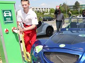 Jiří Kazárik z Vysoké školy báňské v Ostravě Porubě nabíjí elektromobil Kaipan u první nabíjecí stanice elektromobilů na Ostravsku. Stanice se nachází v areálu Vysoké školy báňské. Jiří Kazárik z Vysoké školy báňské v Ostravě Porubě nabíjí elektromobil Kaipan u první nabíjecí stanice elektromobilů na Ostravsku. Stanice se nachází v areálu Vysoké školy báňské.