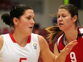 Romana Hejdová (vlevo) v českém dresu obchází Malgorzatu Babickou z Polska. Romana Hejdová (vlevo) v českém dresu obchází Malgorzatu Babickou z Polska.