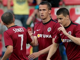POZOR NA NĚJ, naznačuje gestem sparťanský bek Ondřej Kušnír (vpravo). Jako by upozorňoval na parťáka Tomáše Pekharta (uprostřed), jenž se rval o korunu pro krále střelců. POZOR NA NĚJ, naznačuje gestem sparťanský bek Ondřej Kušnír (vpravo). Jako by upozorňoval na parťáka Tomáše Pekharta (uprostřed), jenž se rval o korunu pro krále střelců.