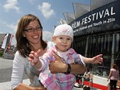 Eva Bosáková s dcerou Eleonorou před Kongresovým centrem ve Zlíně - srdcem festivalového dění. Eva Bosáková s dcerou Eleonorou před Kongresovým centrem ve Zlíně - srdcem festivalového dění.
