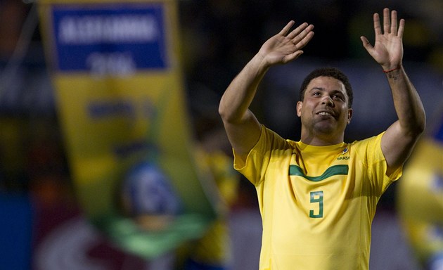 POSLEDNÍ OVACE. Někdejší nejlepší fotbalista světa Ronaldo nastoupil za brazilskou reprezentaci v přípravě proti Rumunsku. Přestože výkonnost už nemá, diváci v Sao Paulu ho za minulé zásluhy bohatě odměnili. POSLEDNÍ OVACE. Někdejší nejlepší fotbalista světa Ronaldo nastoupil za brazilskou reprezentaci v přípravě proti Rumunsku. Přestože výkonnost už nemá, diváci v Sao Paulu ho za minulé zásluhy bohatě odměnili.