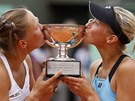 Lucie Hradeck� (vlevo) a Andrea Hlav��kov� s trofej� pro v�t�zky �ty�hry na Roland Garros 2011