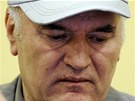 Ratko Mladič při svém prvním stání před haagským tribunálem Ratko Mladič při svém prvním stání před haagským tribunálem