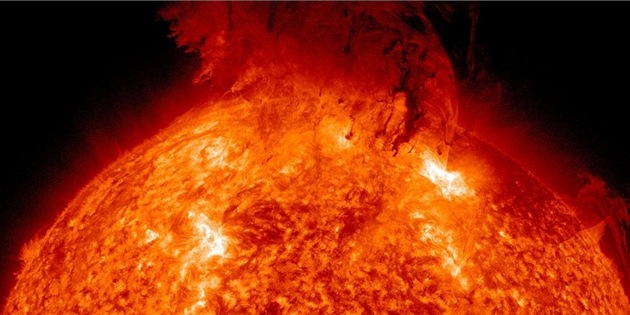 Krátké video ukazuje události na Slunci z června 2011. Tehdy došlo k poměrně slabé erupci, ale následně k ohromnému výronu hmoty do koróny. Většina hmoty ovšem neškodně spadla zpět na Slunce.