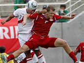 Tomáš Necid (vpravo) v jednom ze svých posledních zápasů za národní tým proti Peru.