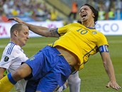 Švédský útočník Zlatan Ibrahimovic padá po faulu Petriho Pasanena z Finska.