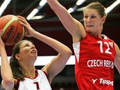 Ilona Burgrová (vpravo) v utkání s lotyšskem.