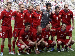 ZÁKLADNÍ SESTAVA. Takhle Česko nastoupilo proti Peru. Horní řada zleva: Necid, M. Kadlec, Rajnoch, Trapp, Čech, Fenin, R. Hubník. Dolní řada zleva: Vacek, Kolář, Petržela, Kušnír. ZÁKLADNÍ SESTAVA. Takhle Česko nastoupilo proti Peru. Horní řada zleva: Necid, M. Kadlec, Rajnoch, Trapp, Čech, Fenin, R. Hubník. Dolní řada zleva: Vacek, Kolář, Petržela, Kušnír.
