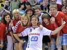 ÚSMĚV, PROSÍM! Po kvalifikačním zápase s házenkáři Nizozemska se čeští fanoušci fotili i s křídlem Jiřím Motlem. ÚSMĚV, PROSÍM! Po kvalifikačním zápase s házenkáři Nizozemska se čeští fanoušci fotili i s křídlem Jiřím Motlem.