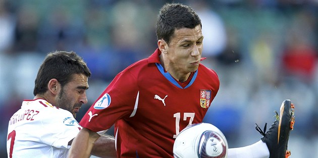 OBRANNÝ ZÁKROK. Marek Suchý, český obránce, brání španělského útočníka Adriána Lópeze. OBRANNÝ ZÁKROK. Marek Suchý, český obránce, brání španělského útočníka Adriána Lópeze.