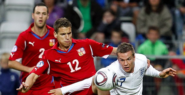 Český záložník Jan Kovařík (vlevo) a Angličan Thomas Cleverly bojují o míč. Český záložník Jan Kovařík (vlevo) a Angličan Thomas Cleverly bojují o míč.