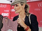 Tereza Maxová prodává své oblečení - OnaDnes.cz u budovy AMC v Praze (18.6.2011) Tereza Maxová prodává své oblečení - OnaDnes.cz u budovy AMC v Praze (18.6.2011)