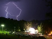 Zahrada 2008 - bou�ka nad areálem