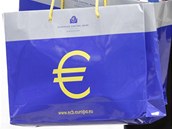 (ilustrační snímek) - Muž nese tašku s materiály na schůzku ministrů financí