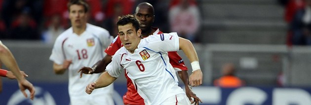 Obránce Lukáš Vácha v dresu české reprezentace do 21 let se sprintem nabízí, aby mu spoluhráči přihráli. Obránce Lukáš Vácha v dresu české reprezentace do 21 let se sprintem nabízí, aby mu spoluhráči přihráli.