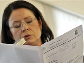 P�edsedkyn� Poslanecké sn�movny Miroslava N�mcová (ODS) seznamuje noviná�e s