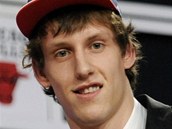 UŽ PATŘÍ WASHINGTONU. Jan Veselý v průběhu draftu tiskne ruku Davidu Sternovi,