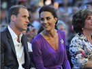Princ William a jeho cho� Catherine ve fialov� r�b� s odv�n�j��m v�st�ihem.
