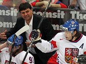 Tren�r hokejov� reprezentace Vladim�r R��i�ka emotivn� pro��v� fin�lov� duel s