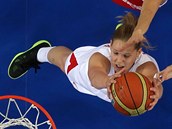 Česká basketbalistka Alena Hanušová (v bílém) doskakuje v souboji s Ruskem. Česká basketbalistka Alena Hanušová (v bílém) doskakuje v souboji s Ruskem.