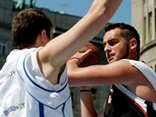 Momentka ze streetballového turnaje, který se konal v červnu 2011 v Praze na Václavském náměstí.