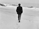 Prezident Václav Havel jde po plá�i v portugalském Cabo da Roca, nejzápadn�j�ím...