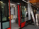 Dokon�ovac� pr�ce prob�haj� sou�asn� uvnit� i na st�e�e tramvaje �koda 15T For...