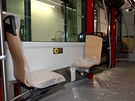 Mont� interi�ru tramvaje. Zav�en� sedadel umo��uje strojn� (levn�j��) �ist�n�...