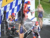 Radost prvních t�ech jezdc� nejvíce odnesly hostesky.