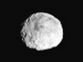 Vesta - nový nejlepší snímek z Dawn 24. června, rozlišení 15 km na pixel Vesta - nový nejlepší snímek z Dawn 24. června, rozlišení 15 km na pixel