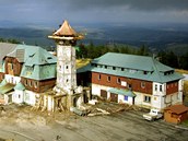 Na místě slavné rozhledny na Klínovci vyroste její replika, zchátralý hotel se opravy zatím nedočká.
