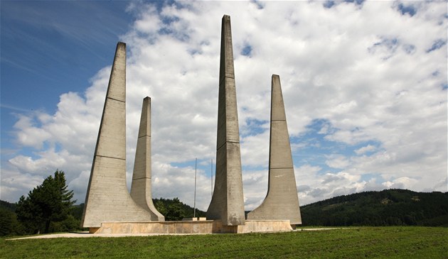 Vypálení obce Ploština na Valašsku nařízené gestapem 19. dubna 1945 připomíná